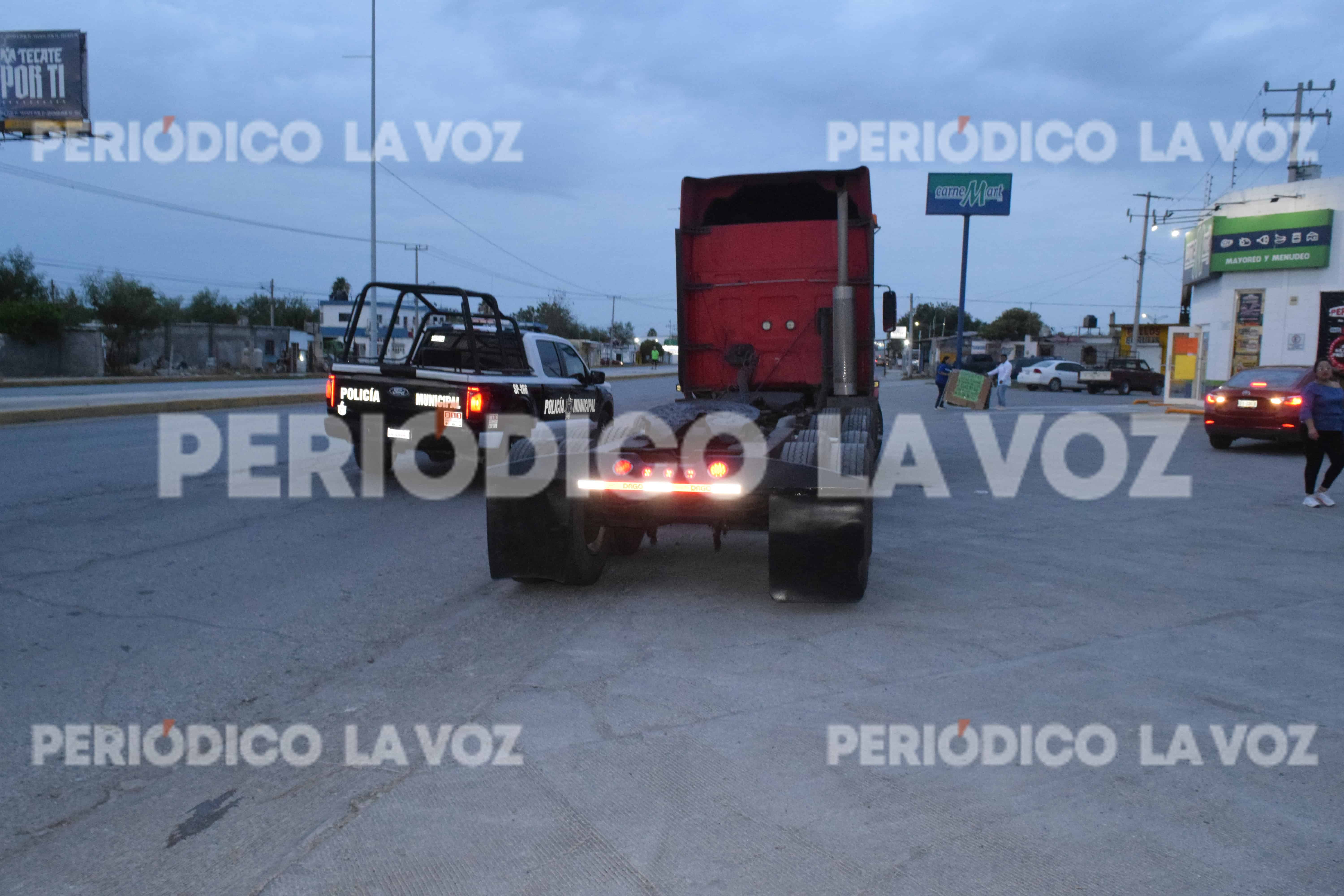 Accidente vial en bulevar San José involucra a tráiler y vehículo compacto