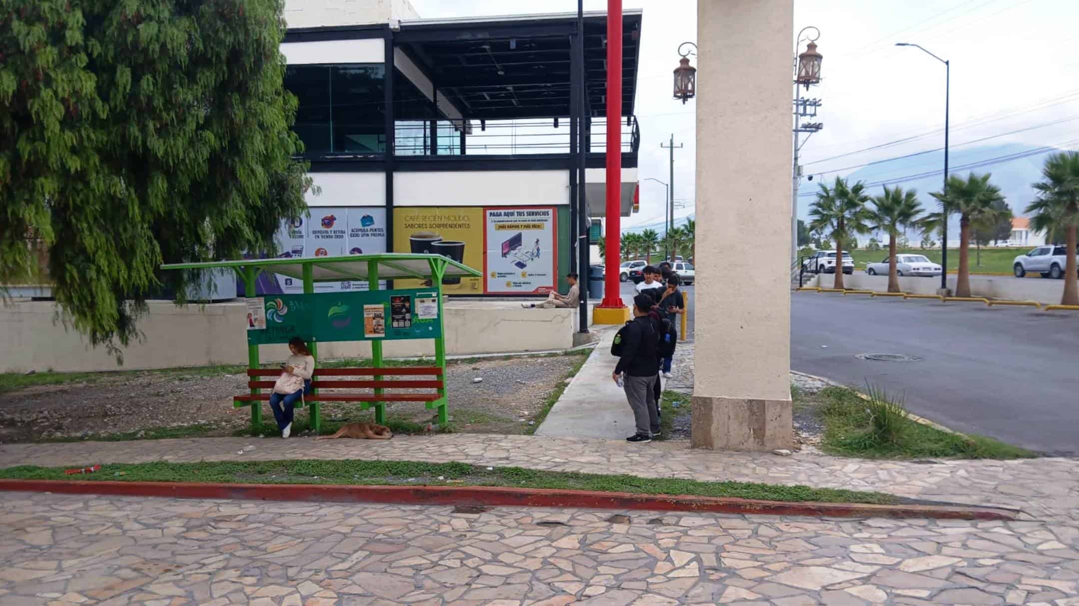 Usuarios de Ruta Arteaga padecen largas esperas por déficit de choferes