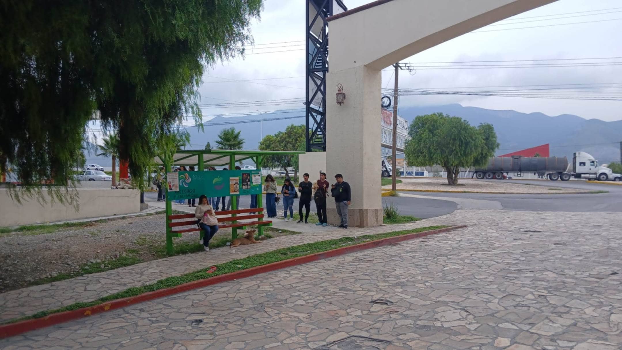 Usuarios de Ruta Arteaga padecen largas esperas por déficit de choferes
