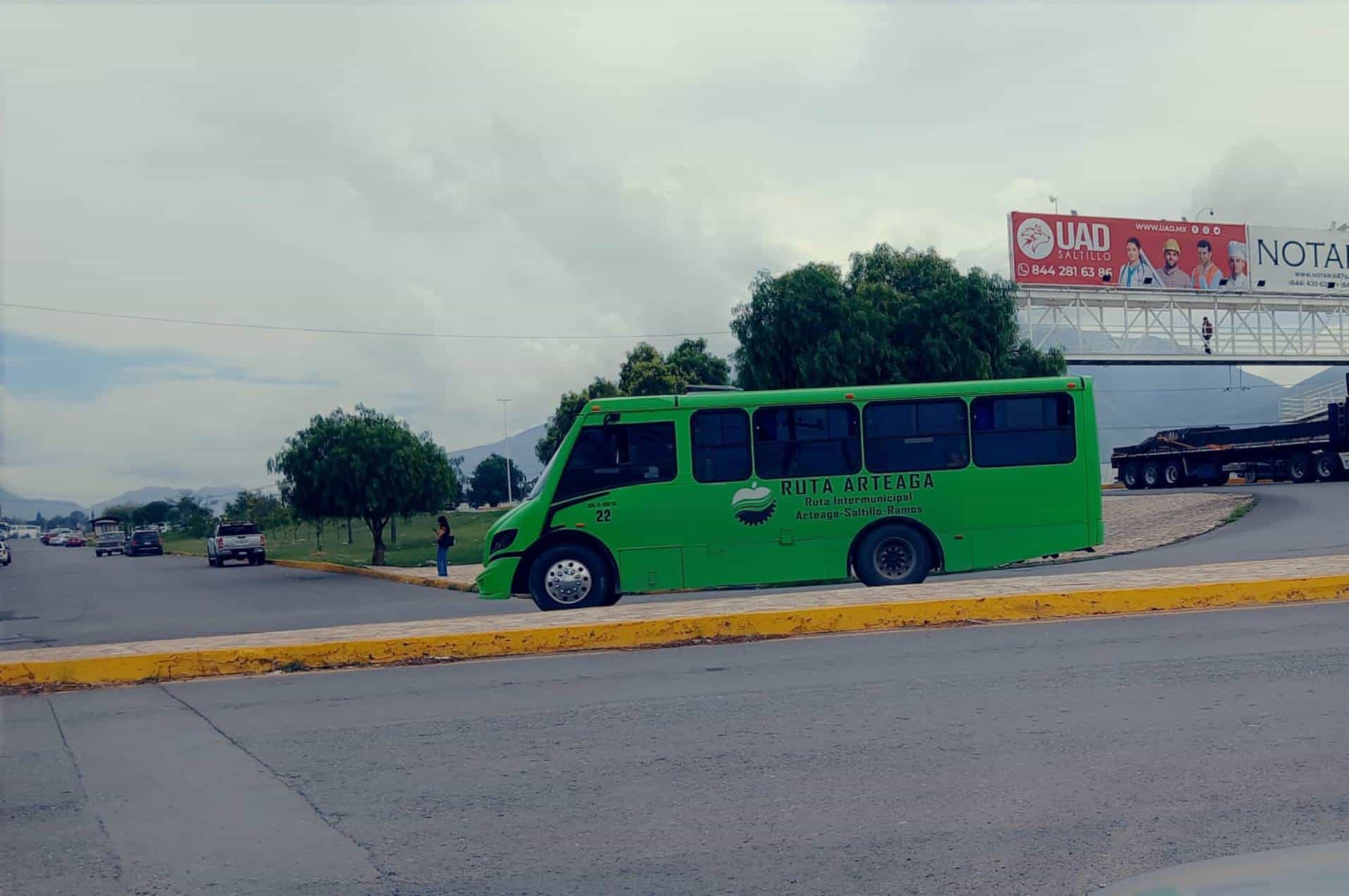 Usuarios de Ruta Arteaga padecen largas esperas por déficit de choferes