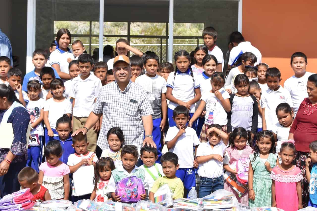 Alcalde Víctor Manuel Leija Vega entrega aula de telebachillerato en Cuatro Ciénegas