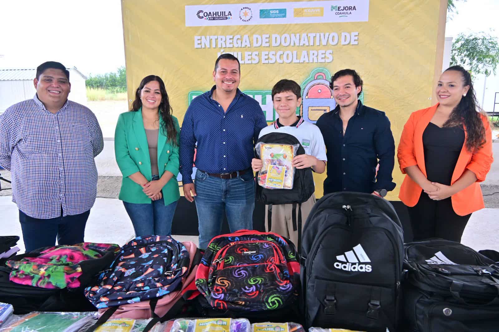 Alumnos de ejidos reciben apoyo en campaña Mochilatón 2025