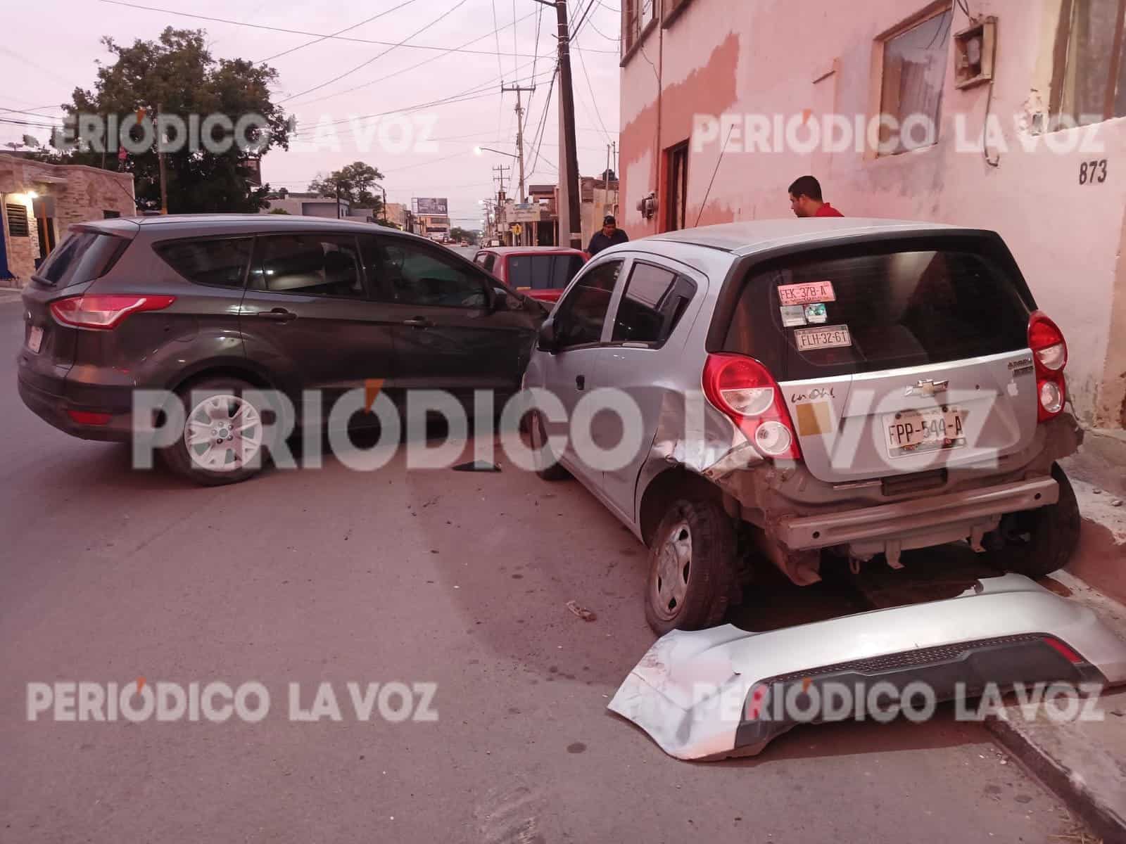 Aparatosa colisión de tres vehículos en El Pueblo