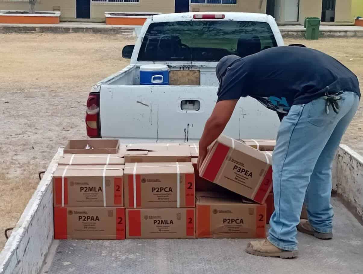 Villa Unión apoya traslado de libros en escuelas del municipio