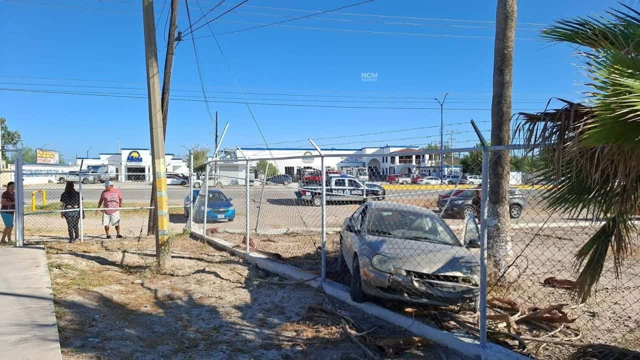 APARATOSO: Choca vehículo contra cerca en Allende