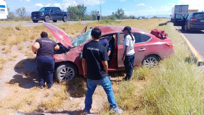 Vuelca mujer en la carretera 57