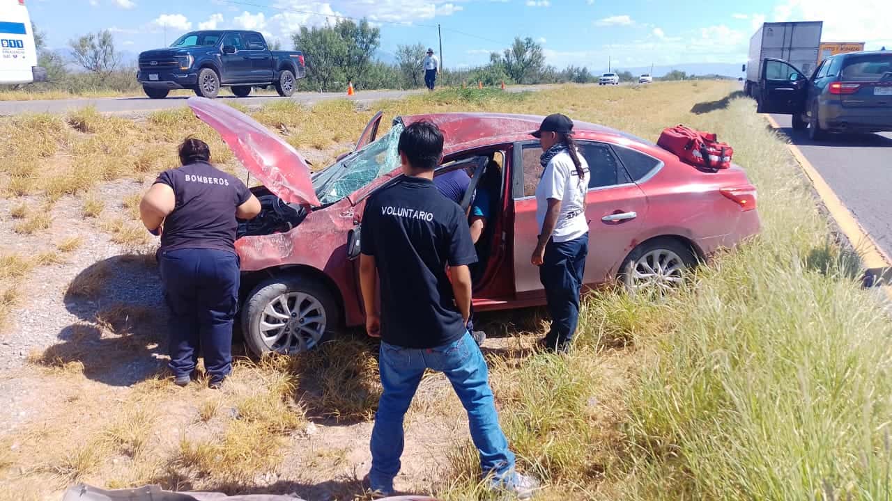 Vuelca mujer en la carretera 57