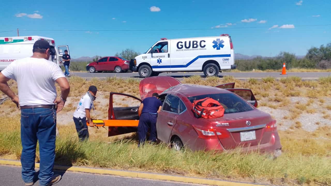 Vuelca mujer en la carretera 57