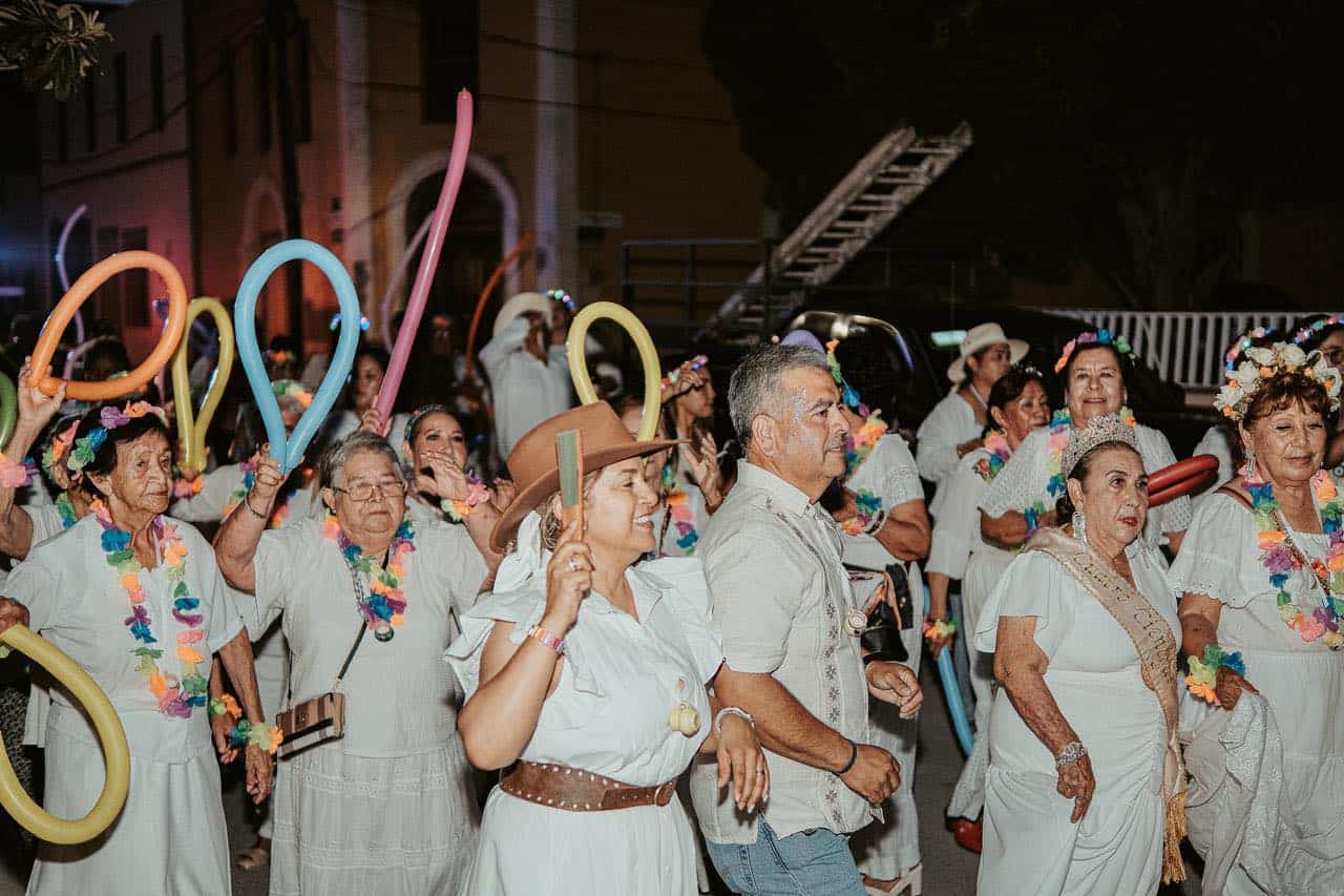 Callejoneada y música en honor a adultos mayores en Cuatro Ciénegas