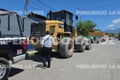 Accidente en Centro por choque de retroexcavadora y automóvil compacto