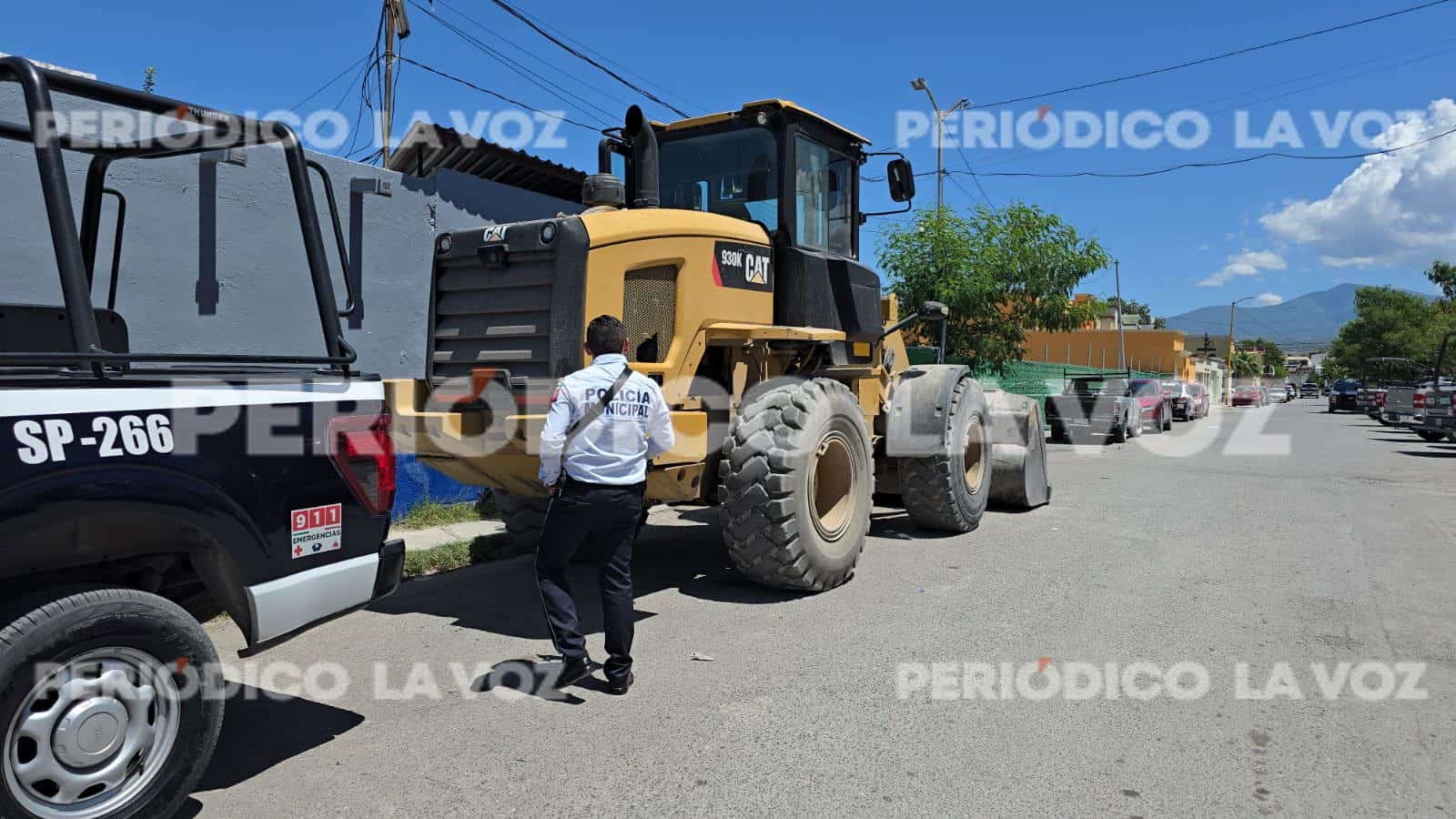 Accidente en Centro por choque de retroexcavadora y automóvil compacto