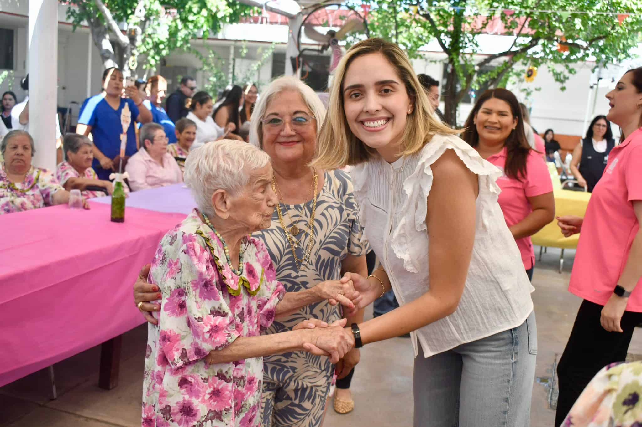 Mavi Sosa comparte mañana especial con adultos mayores