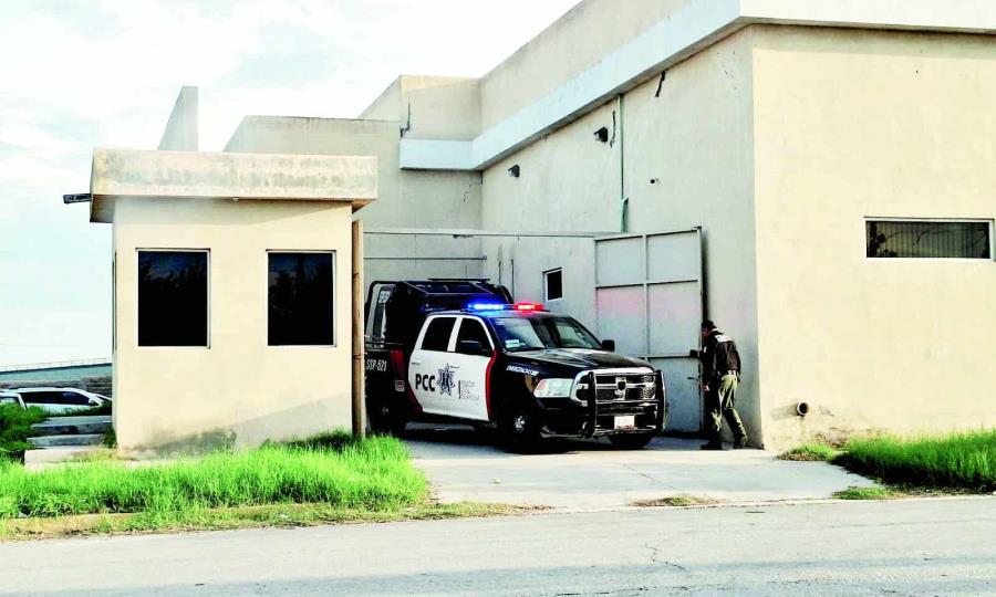 Asaltantes saquean vivienda y huyen en camioneta Durango