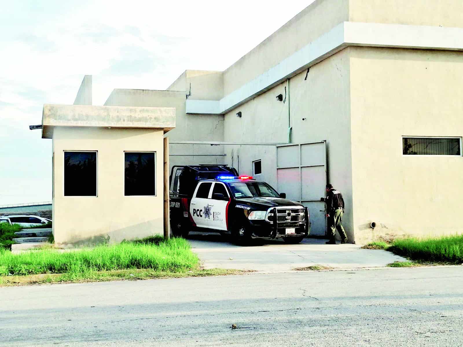 Asaltantes saquean vivienda y huyen en camioneta Durango