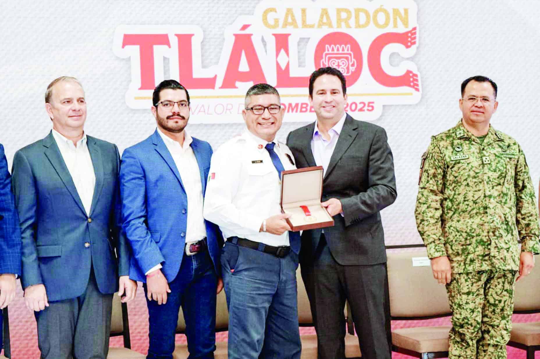 Cuerpo de Bomberos de Saltillo destacado con Galardón Tláloc por Alcalde Javier Díaz