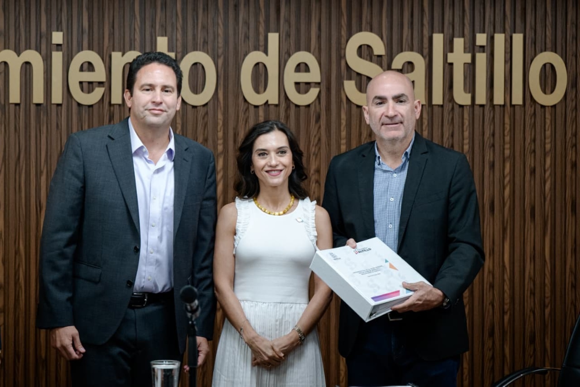 Alcalde de Saltillo recibe anteproyecto de Ley de Ingresos para 2026 en sesión de Cabildo