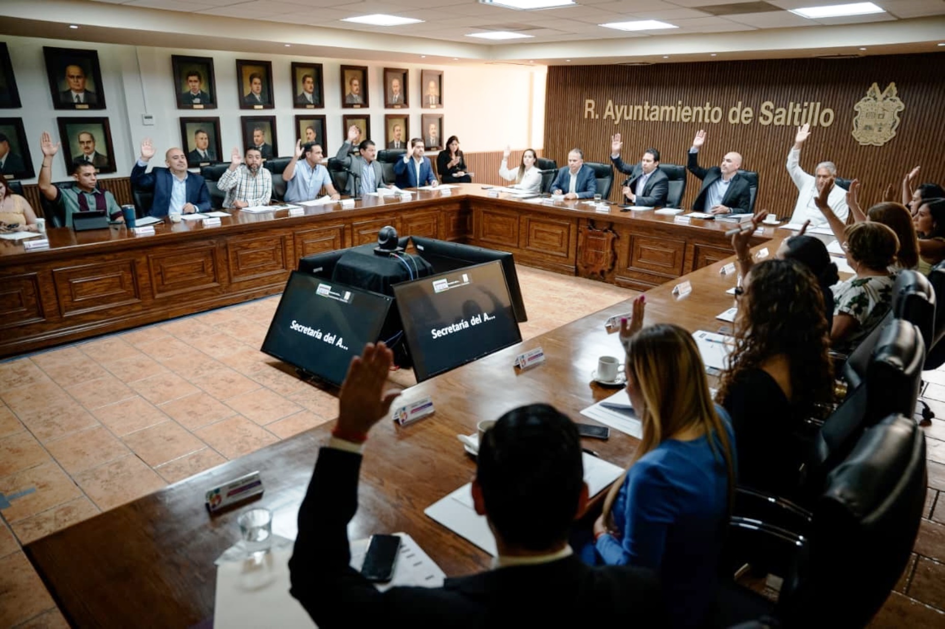 Alcalde de Saltillo recibe anteproyecto de Ley de Ingresos para 2026 en sesión de Cabildo