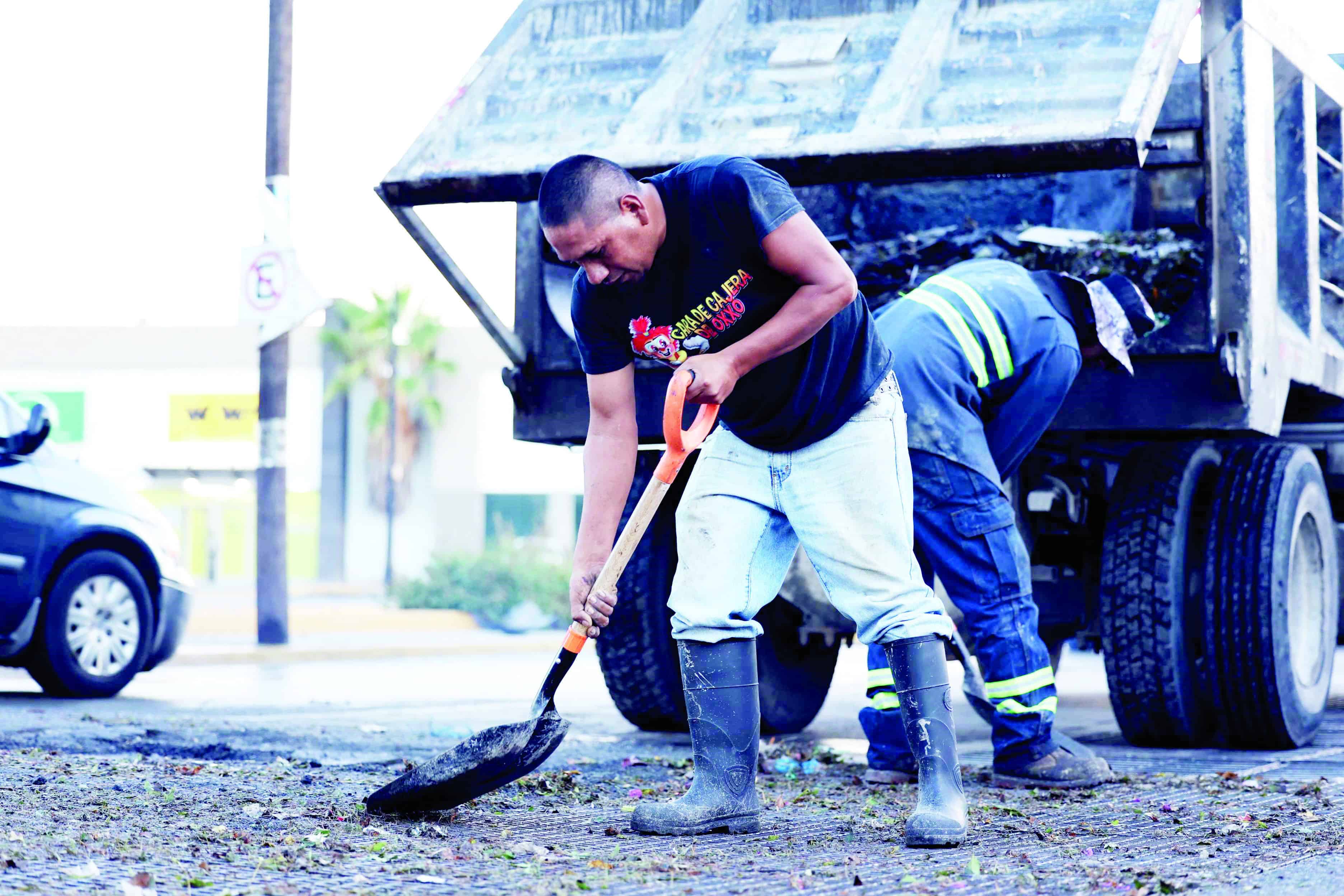Afectados por lluvias en Saltillo reciben apoyo municipal