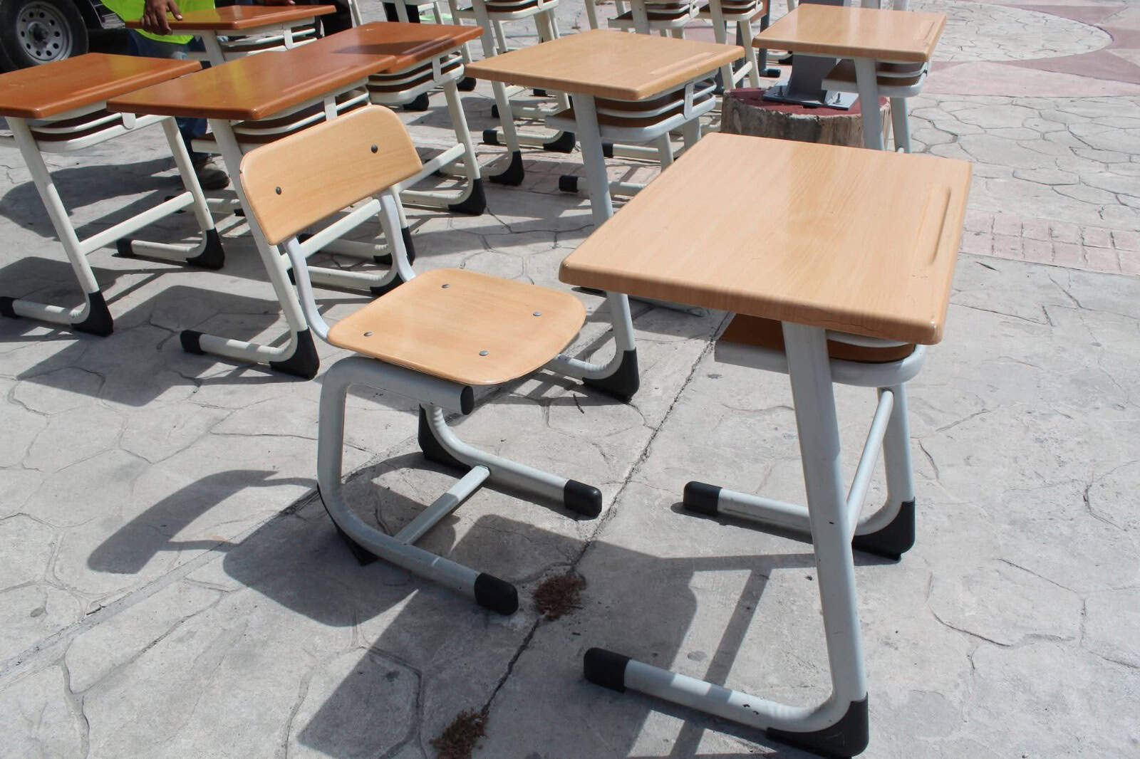 Donan cien mesabancos escolares en Zaragoza