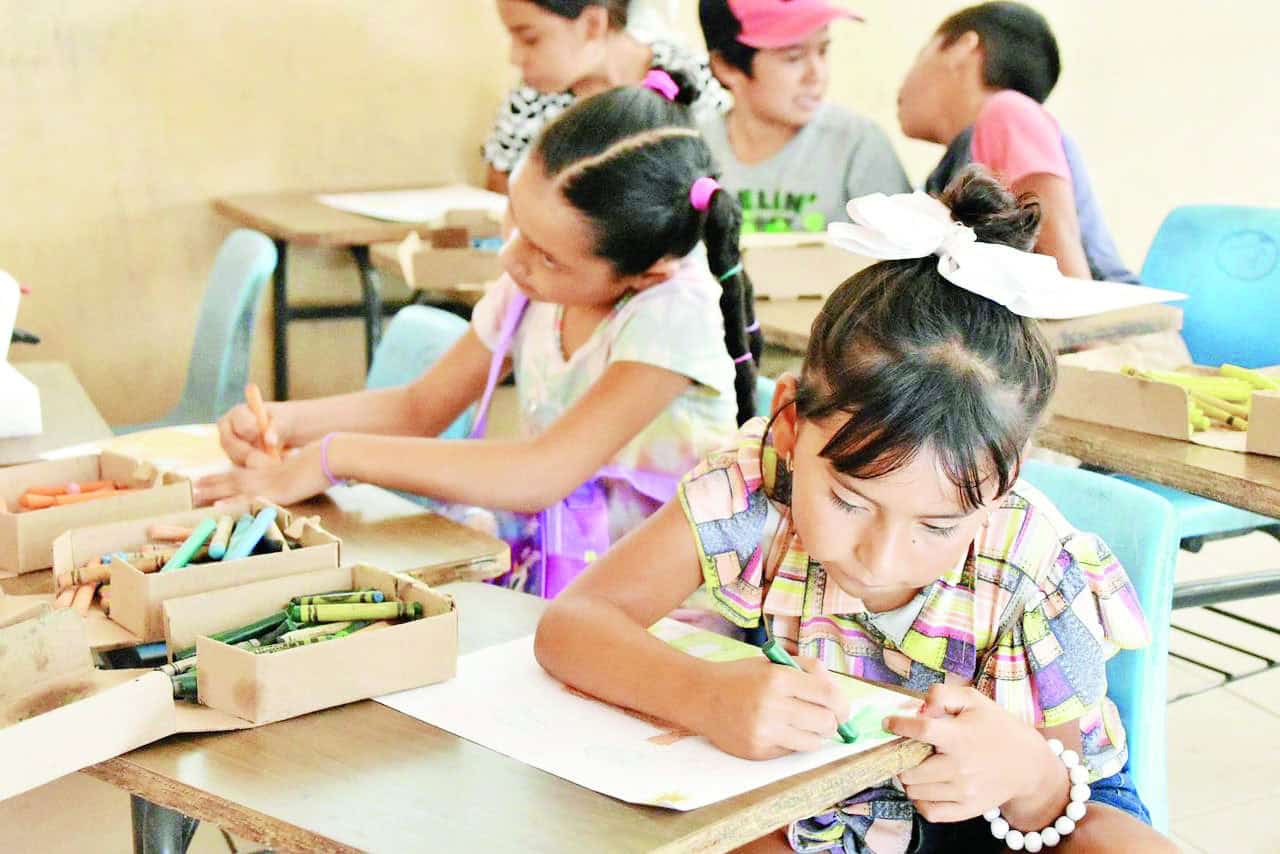 Alcalde Víctor Manuel Leija Vega lidera evento cultural y educativo en ejidos de Coahuila