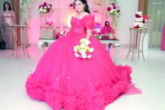 Sofía Calderón festeja sus XV años con elegancia