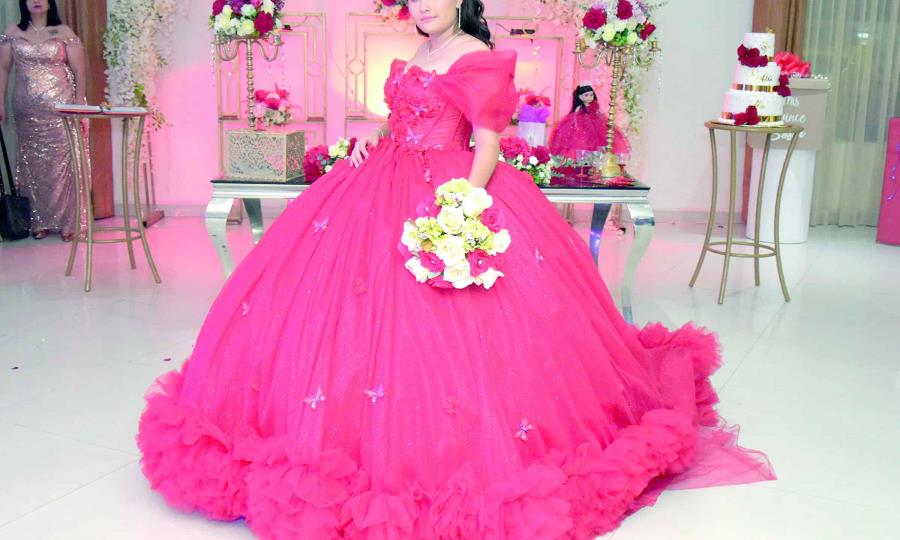 Sofía Calderón festeja sus XV años con elegancia