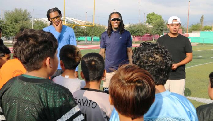 Jóvenes deportistas participan en visoria de fútbol soccer y clínica de fútbol americano