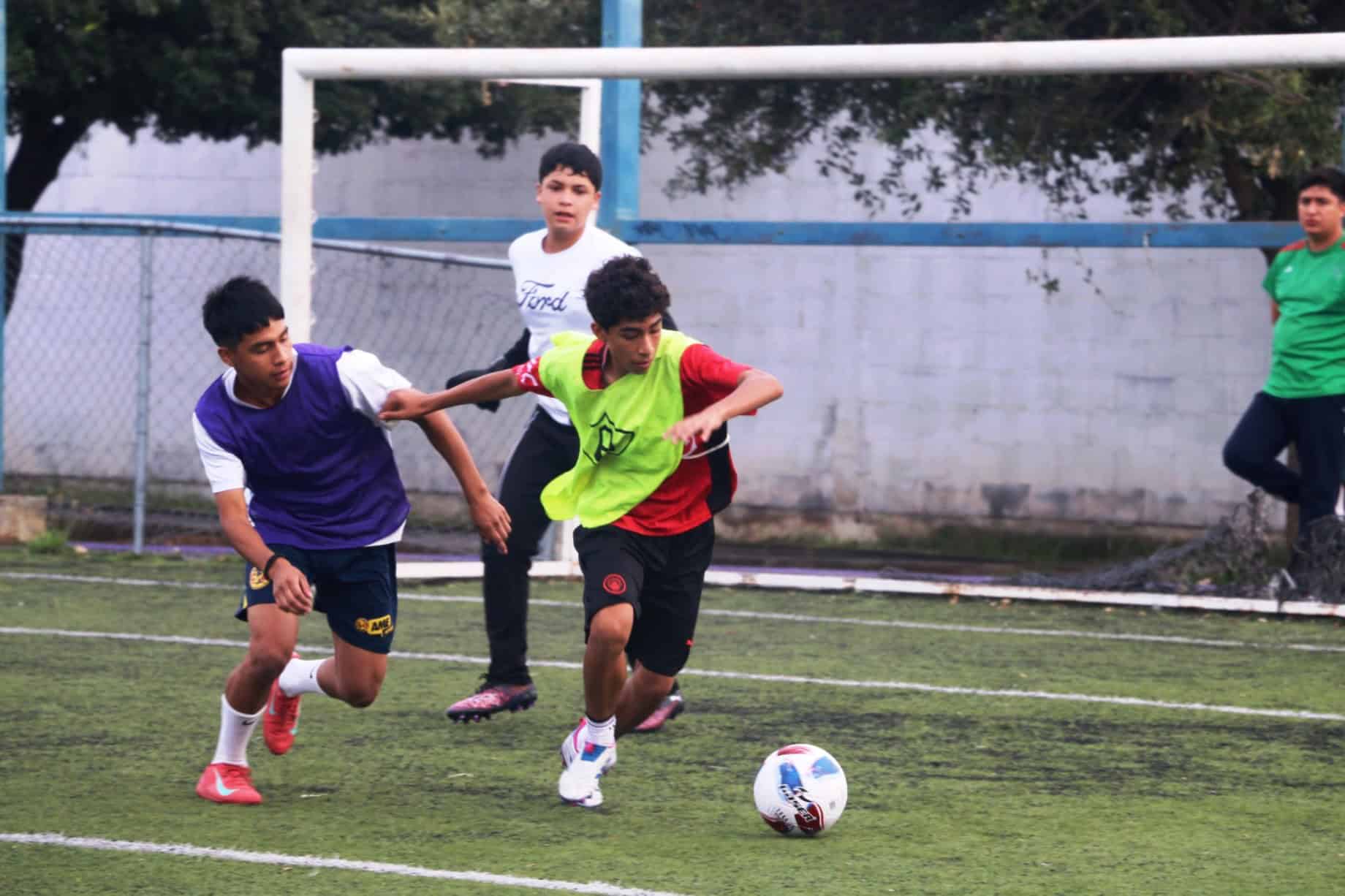 Jóvenes deportistas participan en visoria de fútbol soccer y clínica de fútbol americano