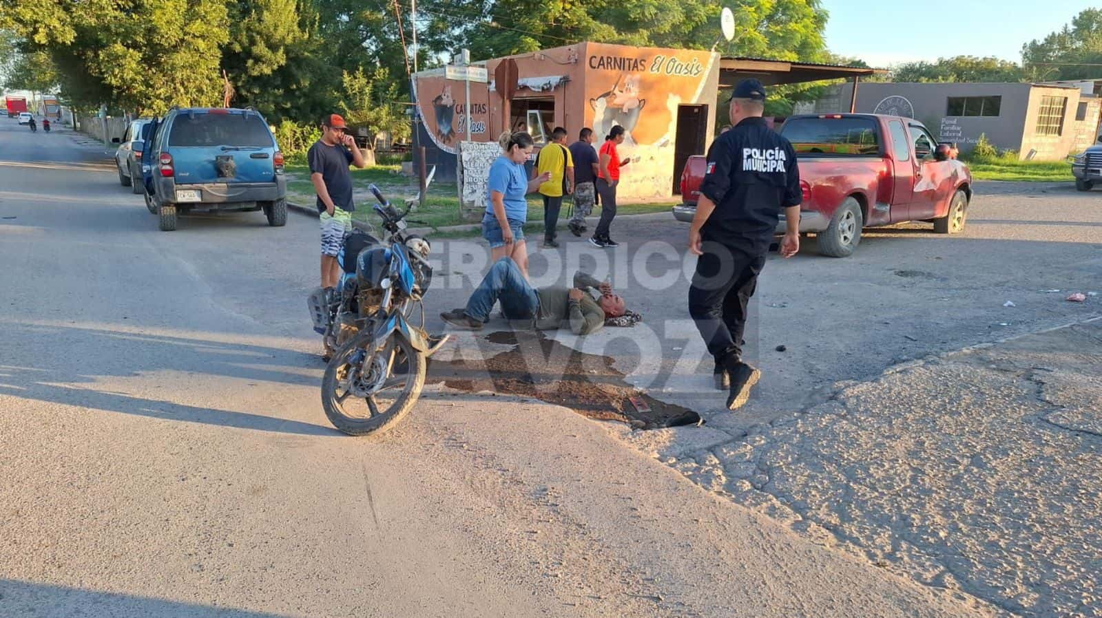 Embiste dama a motociclista en Múzquiz; el afectado terminó lesionado