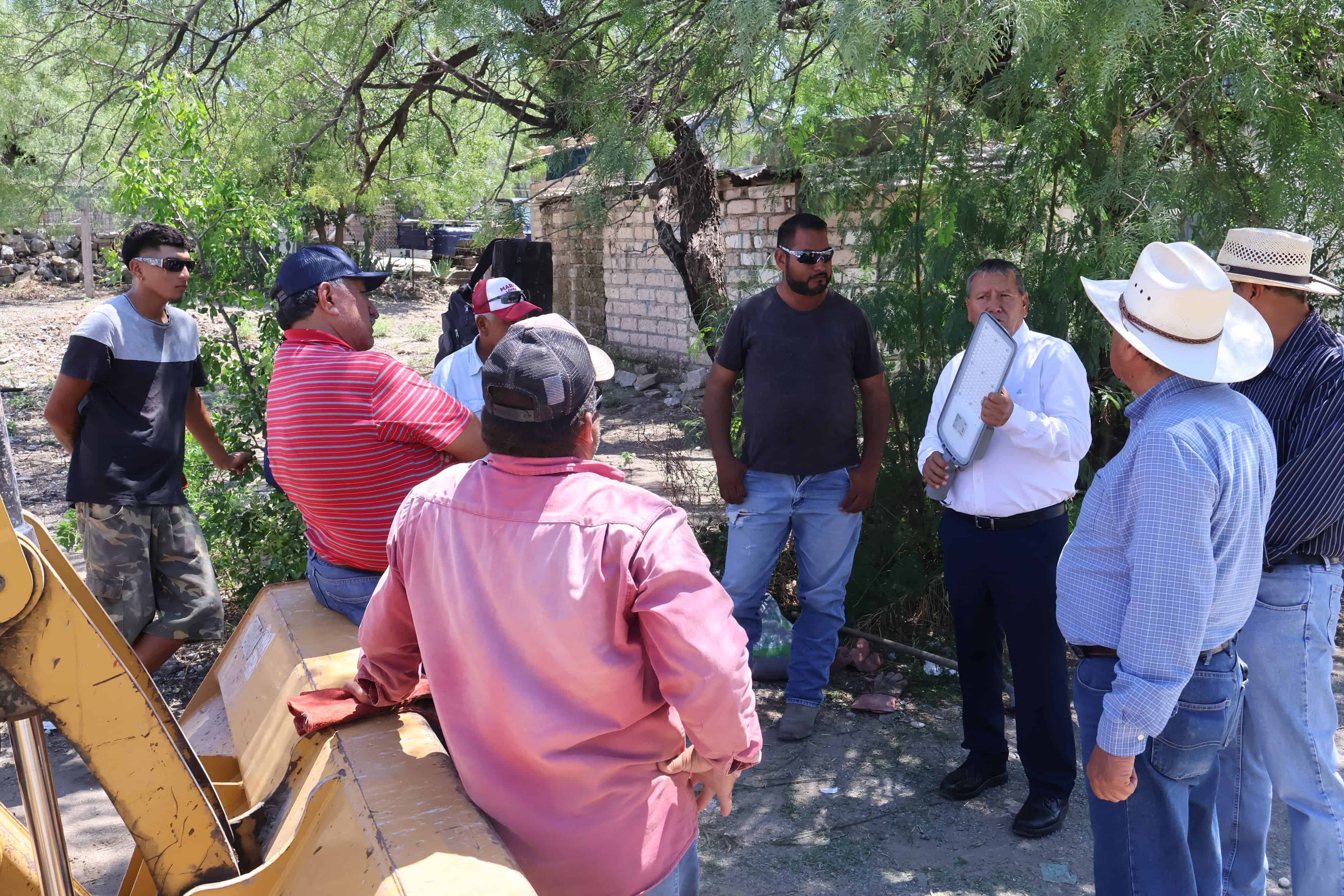 Responde Óscar Ríos a peticiones en colonia San Luisito