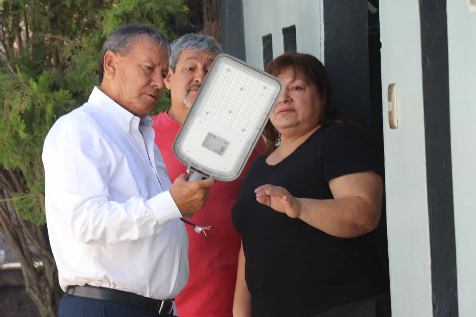 Responde Óscar Ríos a peticiones en colonia San Luisito
