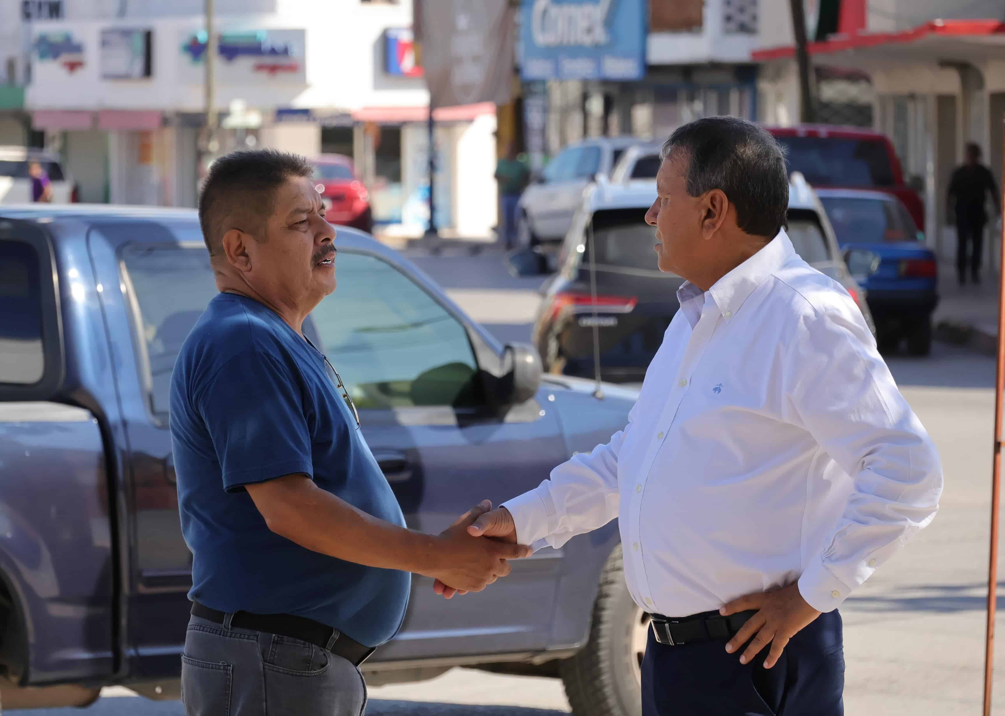Responde Óscar Ríos a peticiones en colonia San Luisito