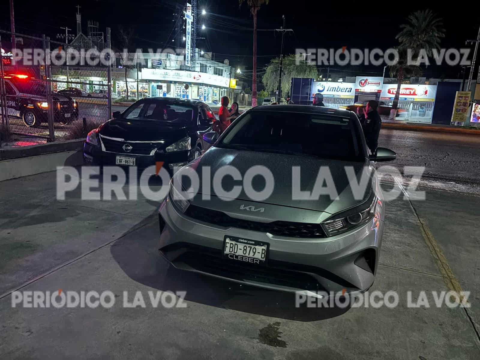 Choque entre Nissan Altima y KIA Forte en Bulevar Pape