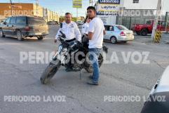 Conductora Frena Bruscamente y Motociclista Impacta Auto en Accidente