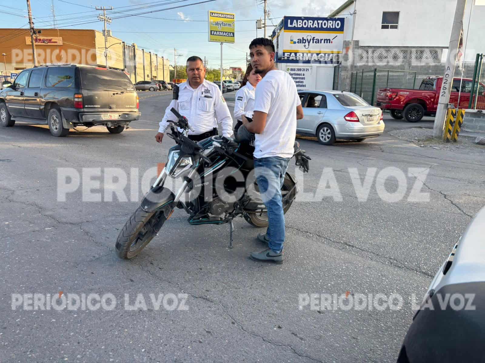 Conductora Frena Bruscamente y Motociclista Impacta Auto en Accidente