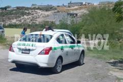 Choque entre Dodge Grand Caravan y taxi desencadena huida de adulto mayor