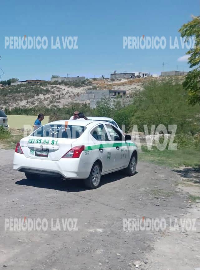 Choque entre Dodge Grand Caravan y taxi desencadena huida de adulto mayor