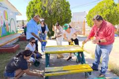 Funcionarios estatales embellecen escuela infantil en Coahuila