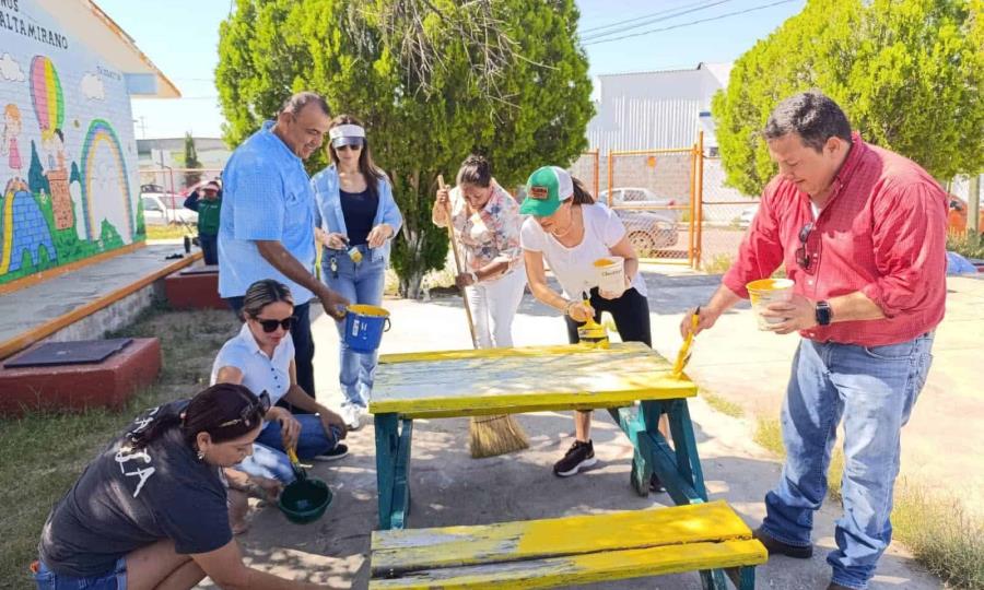 Funcionarios estatales embellecen escuela infantil en Coahuila