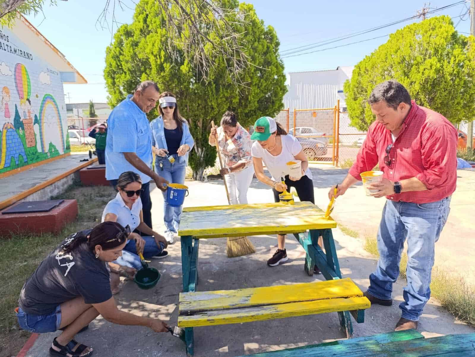 Funcionarios estatales embellecen escuela infantil en Coahuila