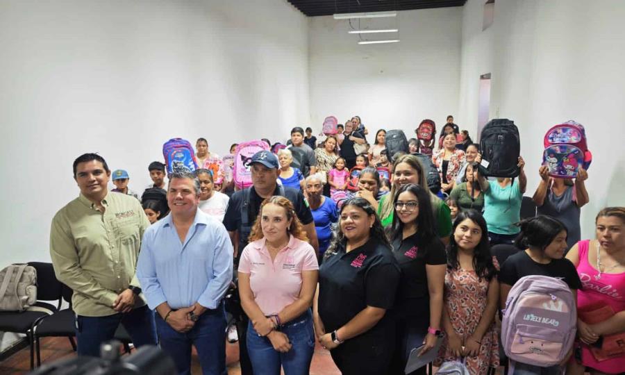 Procuraduría entrega útiles escolares a menores vulnerables