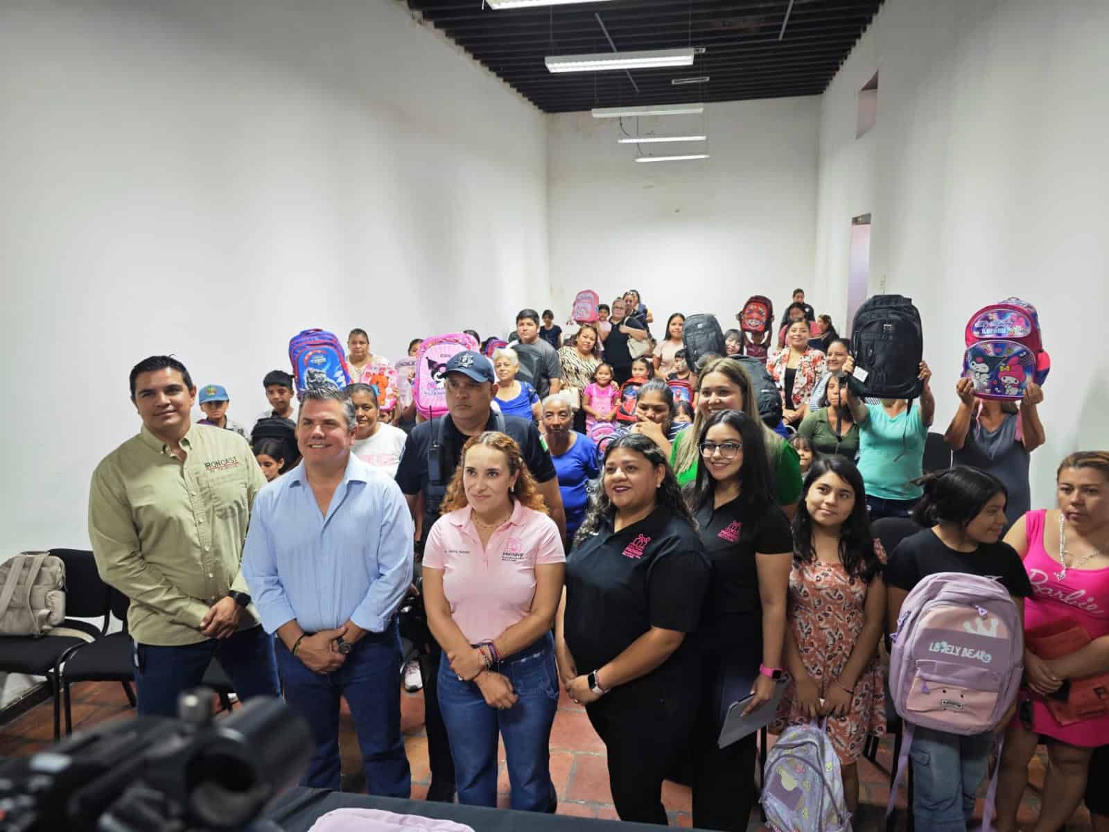 Procuraduría entrega útiles escolares a menores vulnerables