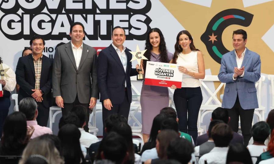 Karateca monclovense Ana Victoria Muñoz Saucedo, galardonada por sus logros