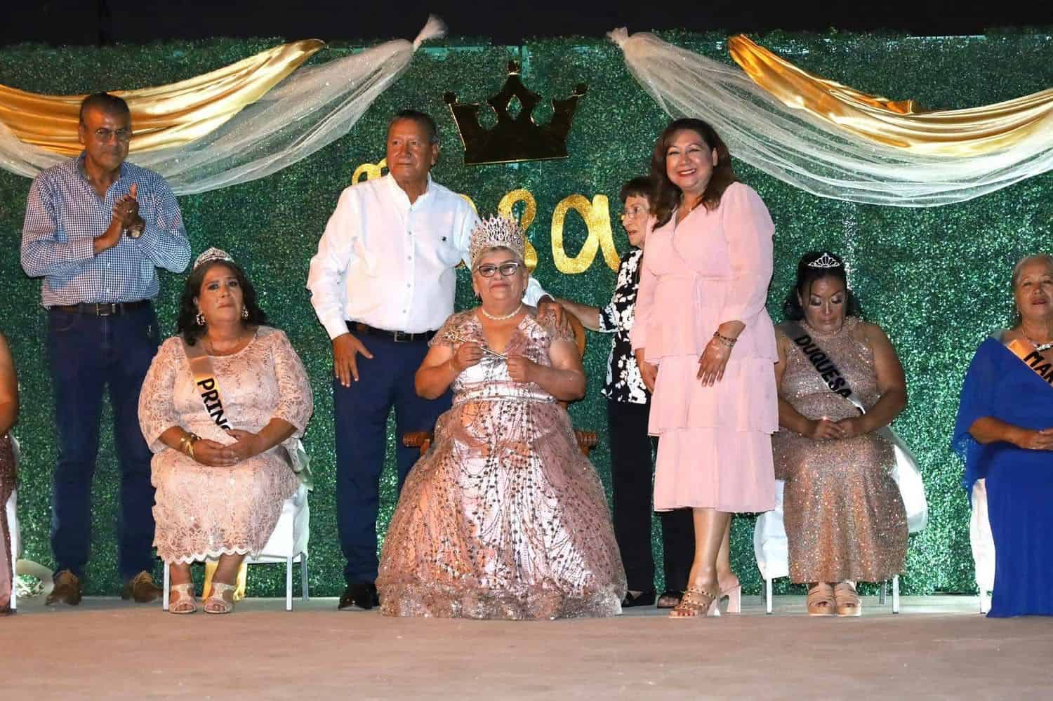 Emotiva coronación de Rosa I como Reina de los Adultos Mayores en San Juan de Sabinas
