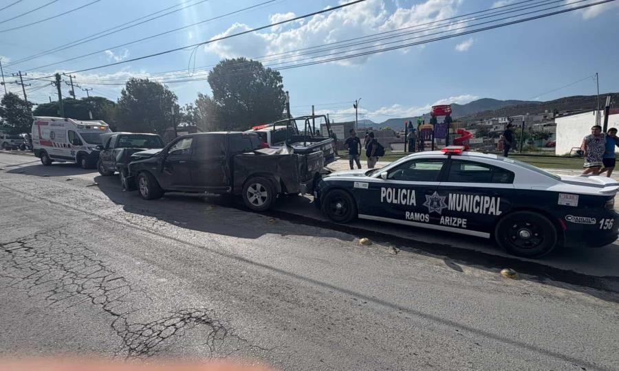 Choque de autos y postes en colonia Cañadas del Mirador por conductor ebrio