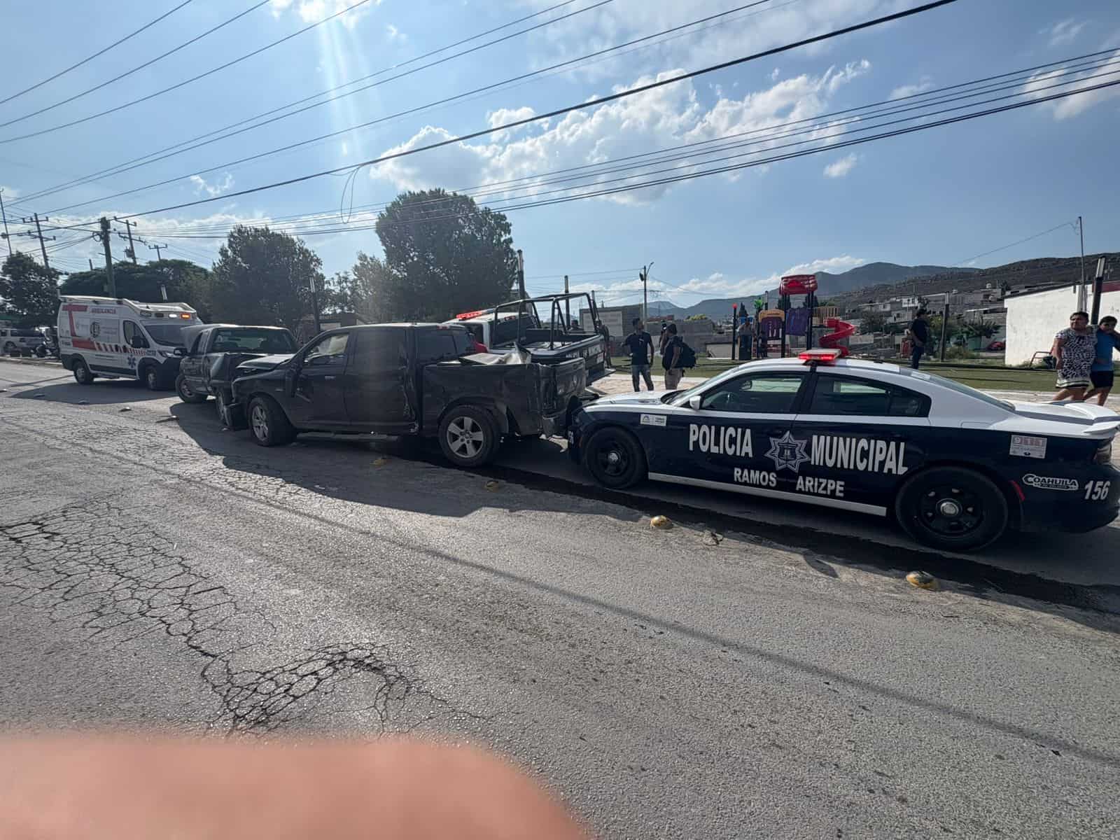 Choque de autos y postes en colonia Cañadas del Mirador por conductor ebrio