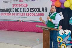 Inicia ciclo escolar 2025-2026 en Sabinas con entrega de útiles y libros de texto