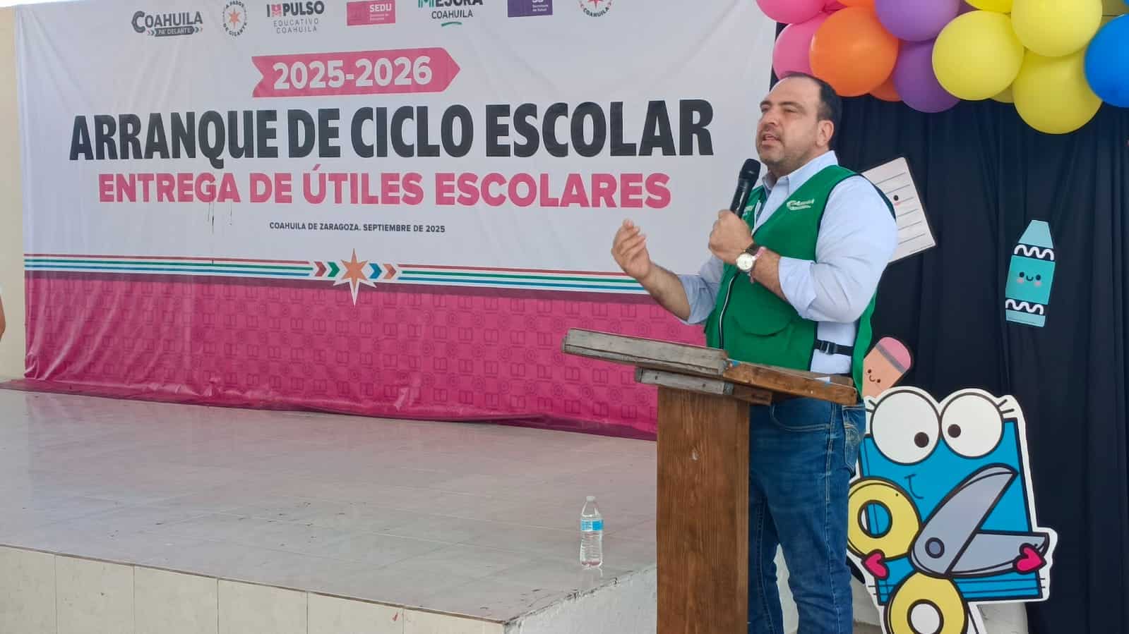 Inicia ciclo escolar 2025-2026 en Sabinas con entrega de útiles y libros de texto