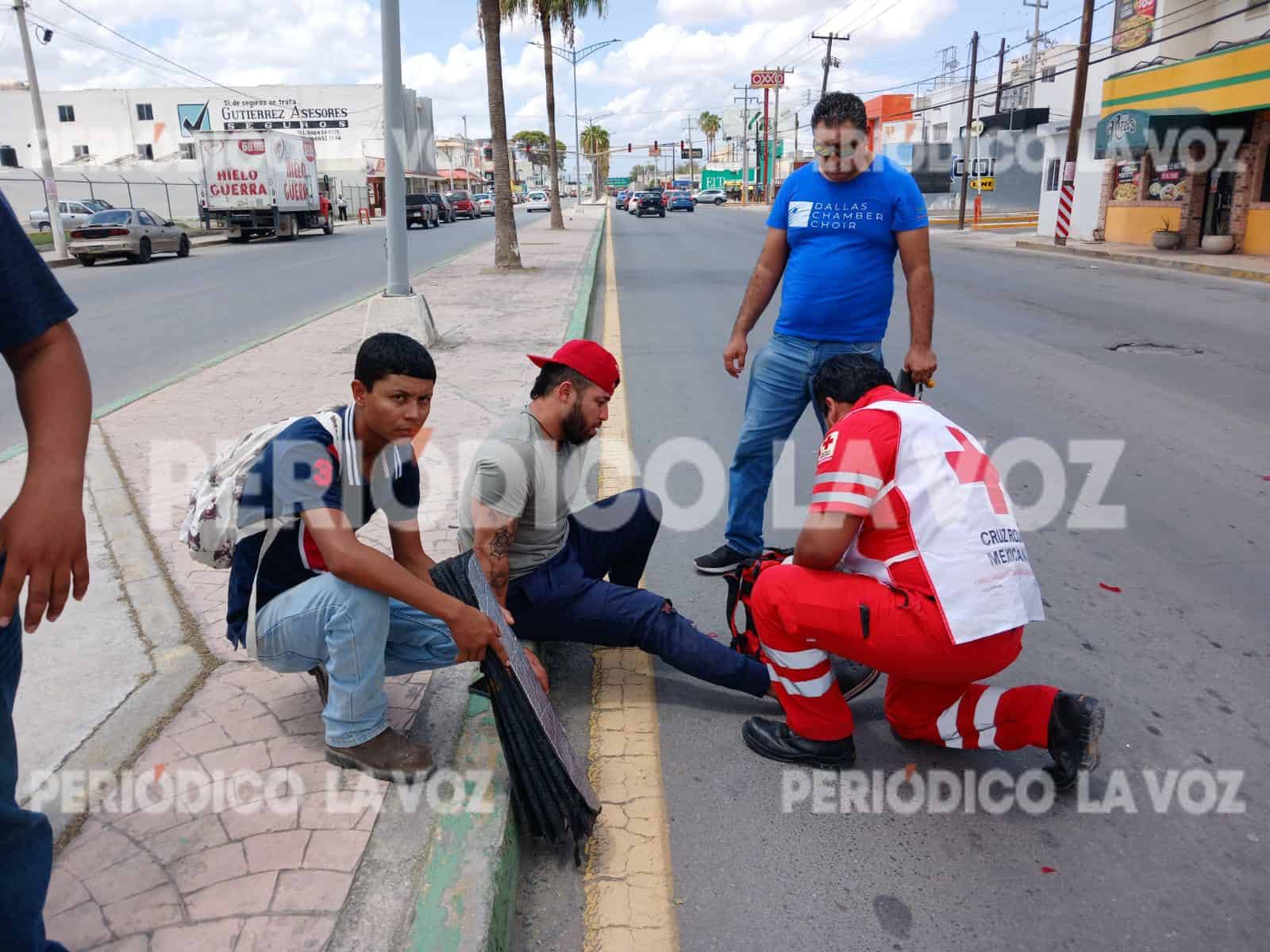 Estampa moto en carro de alquiler