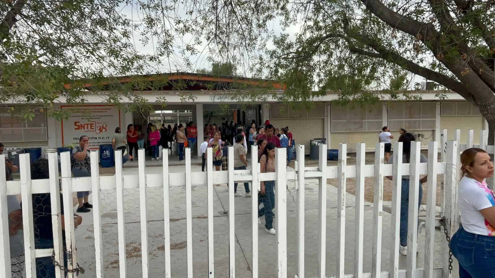 Alumnos sin clases en Escuela Secundaria Francisco Murguía de Sabinas